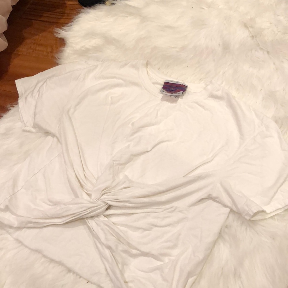 White tie T-shirt cropped. Urban outfitters